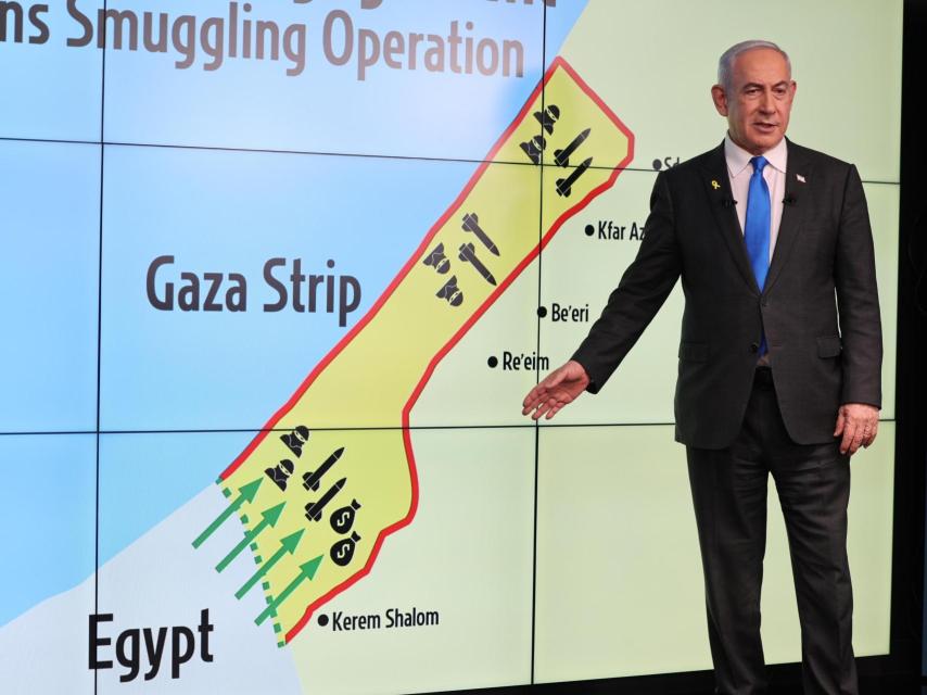 Benjamin Netanyahu frente a un mapa de la franja de Gaza.