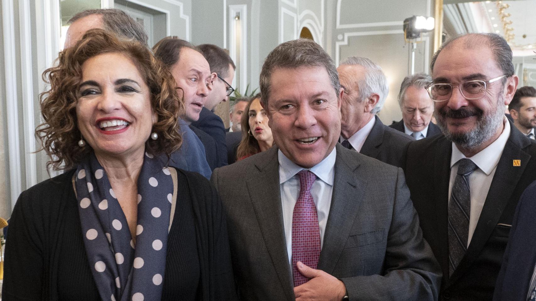 El líder del PP, Alberto Núñez Feijóo (c), posa para una foto de familia con los presidentes autonómicos de su partido.