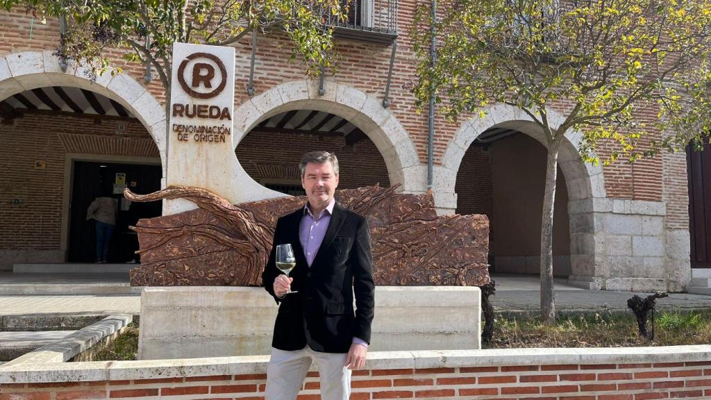 El presidente de la D.O. Rueda, Carlos Yllera, a las puertas de la sede