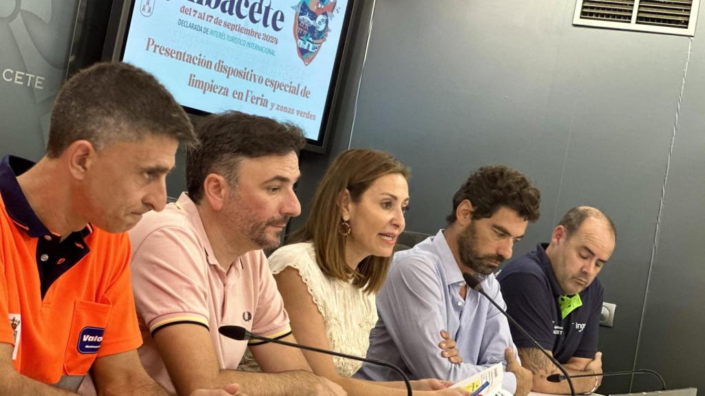 Un momento de la presentación del dispositivo de limpieza de la Feria de Albacete.