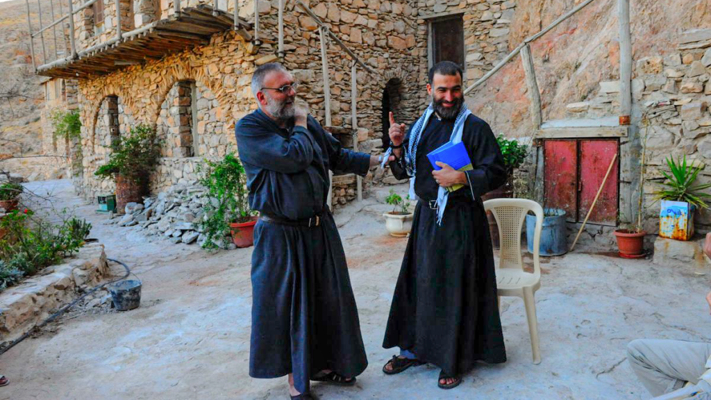 El padre Paolo (i), antes de su muerte, con Fray Yihad, actual abad del monasterio.