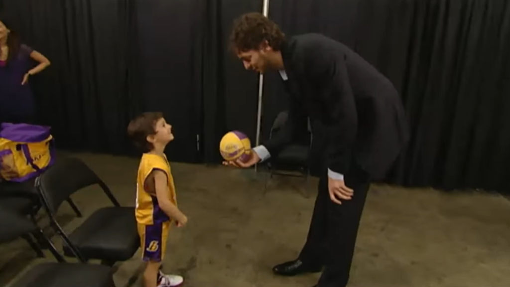 Ezra Frech, de niño con Pau Gasol.