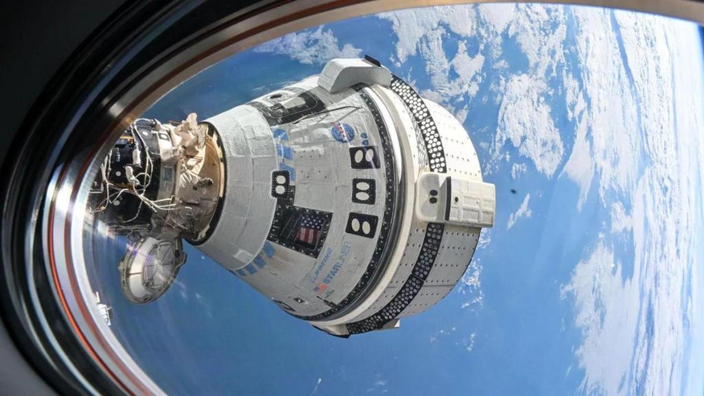 La nave espacial Starliner fotografiada desde el interior de la Estación Espacial Internacional (ISS).