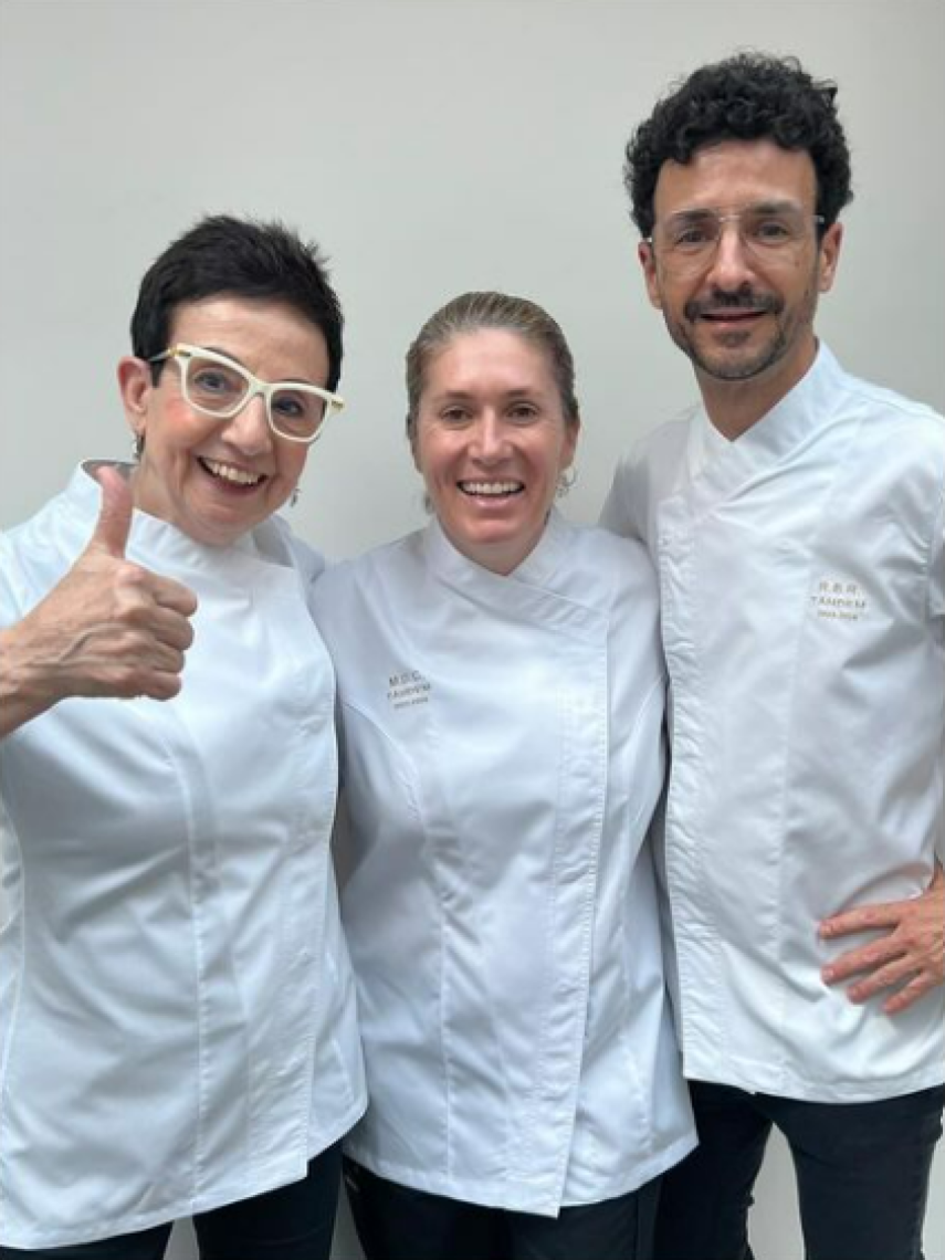 Raül Balam Ruscalleda (derecha), junto a su madre Carme Ruscalleda y Maca de Castro, miembro de su equipo.