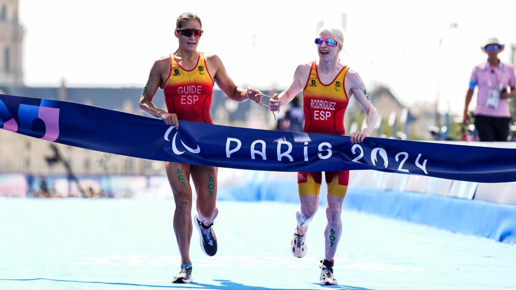 Susana y Sara llegando a la línea de meta en París.