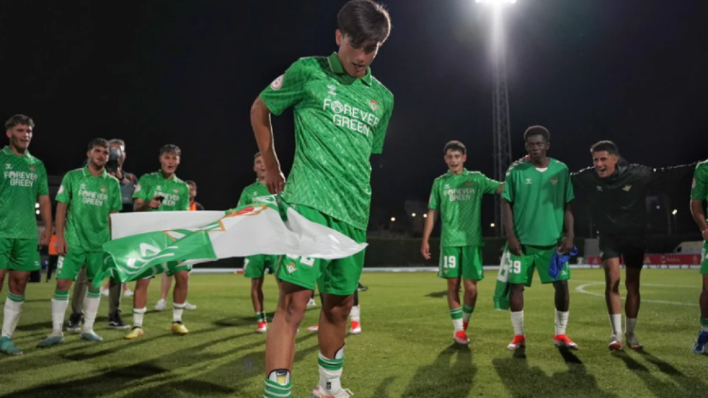 Morante celebra la clasificación a la Youth League emulando a su padre.