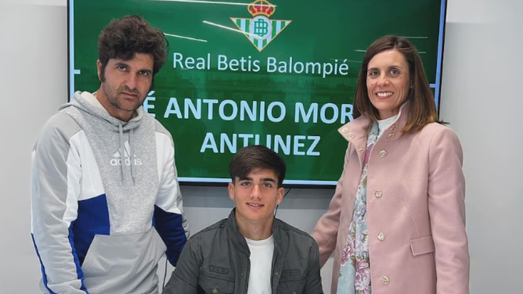 José Antonio Morante, durante la firma de su contrato con el Betis.