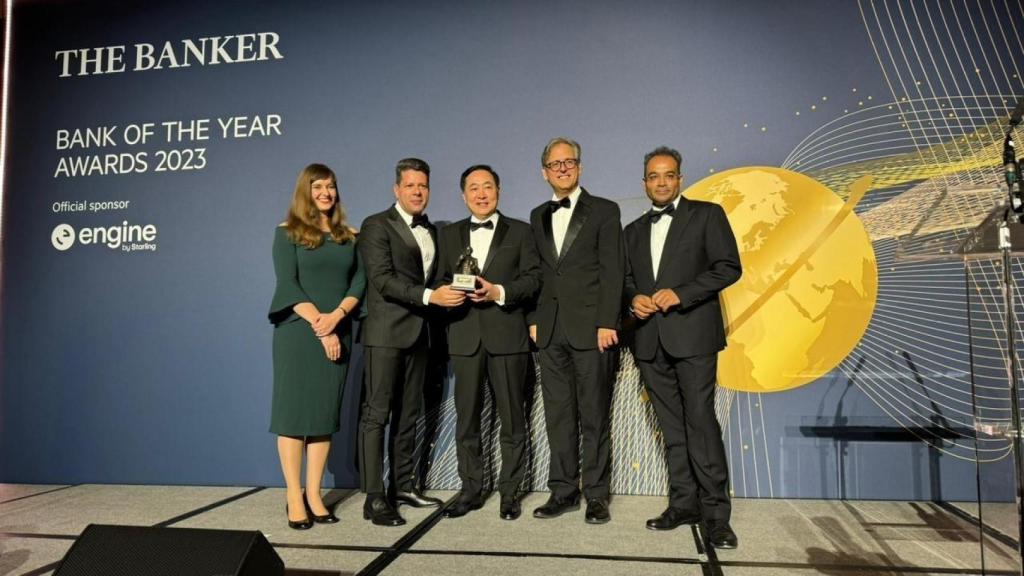 Tuan Tran, propietario de TNG Global, en el centro, junto a Fabian Picardo, recogiendo un premio en Londres en 2023.