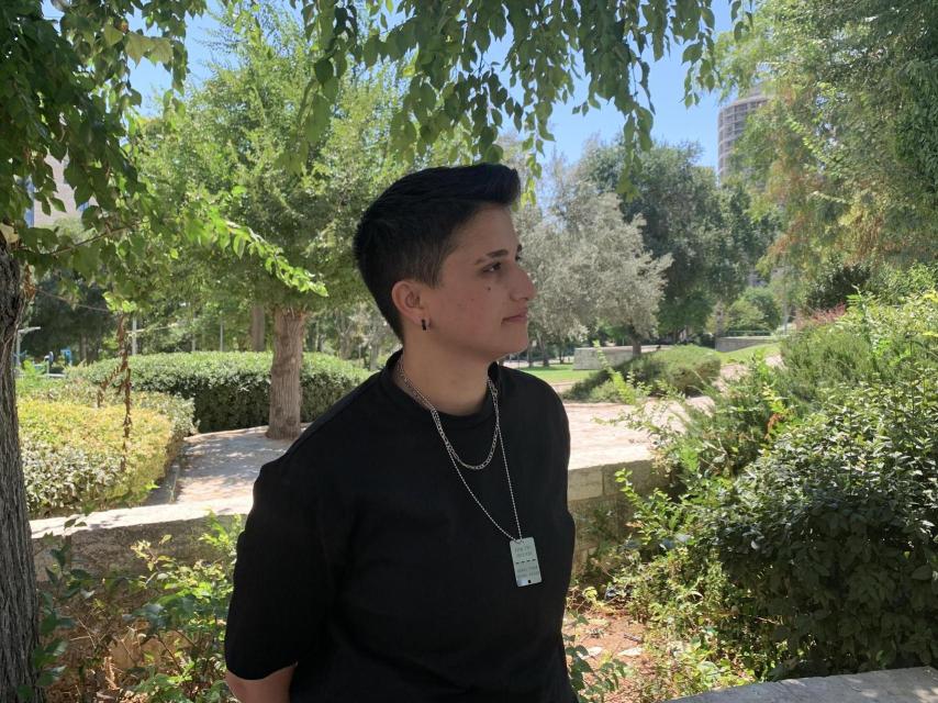 Shir Mizrachi, hermana de Eliran, posa en un parque de Jerusalén.