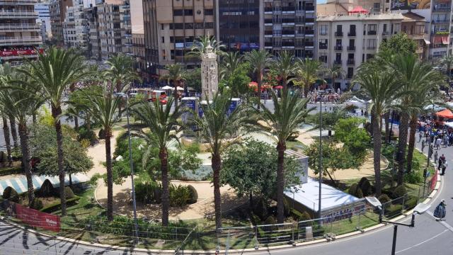 La plaza de Luceros este junio, antes del disparo de la mascletà en el concurso oficial de Hogueras.