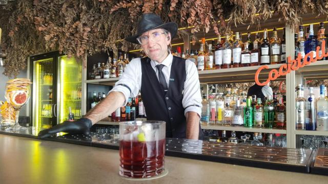 Juan Tomás, el director del área de coctelería en Puntapiedra, Petimetre y Samoa.