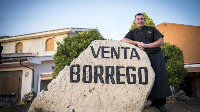 Juan Bautista Calabuig, la cuarta generación al frente de La Venta del Borrego, en Banyeres de Mariola.