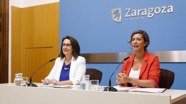 La consejera de Políticas Sociales, Marian Orós, y Eva Torres, concejal del grupo municipal de Vox.