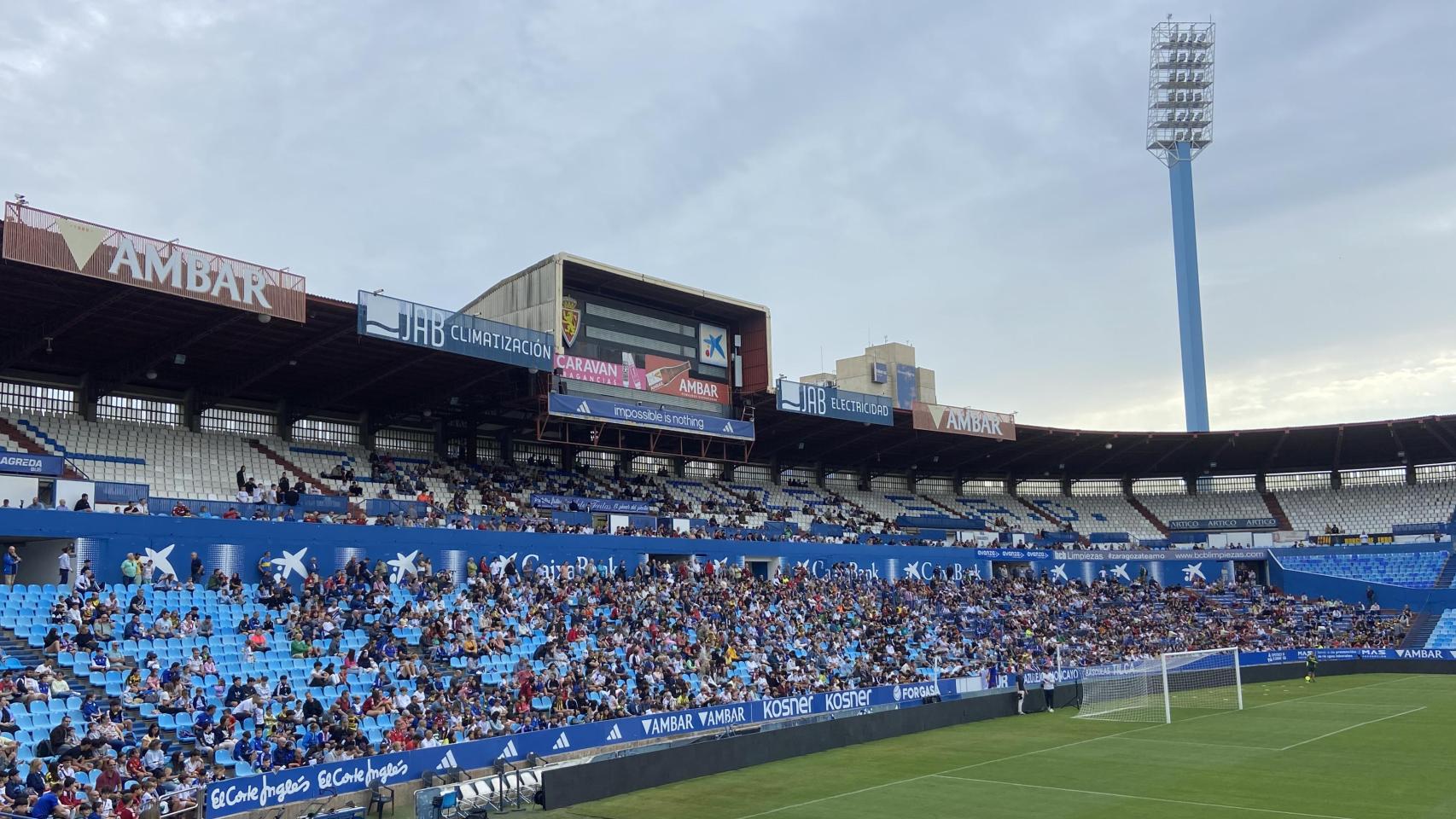 El zaragocismo está muy vivo y arropa al equipo en su entrenamiento en La Romareda