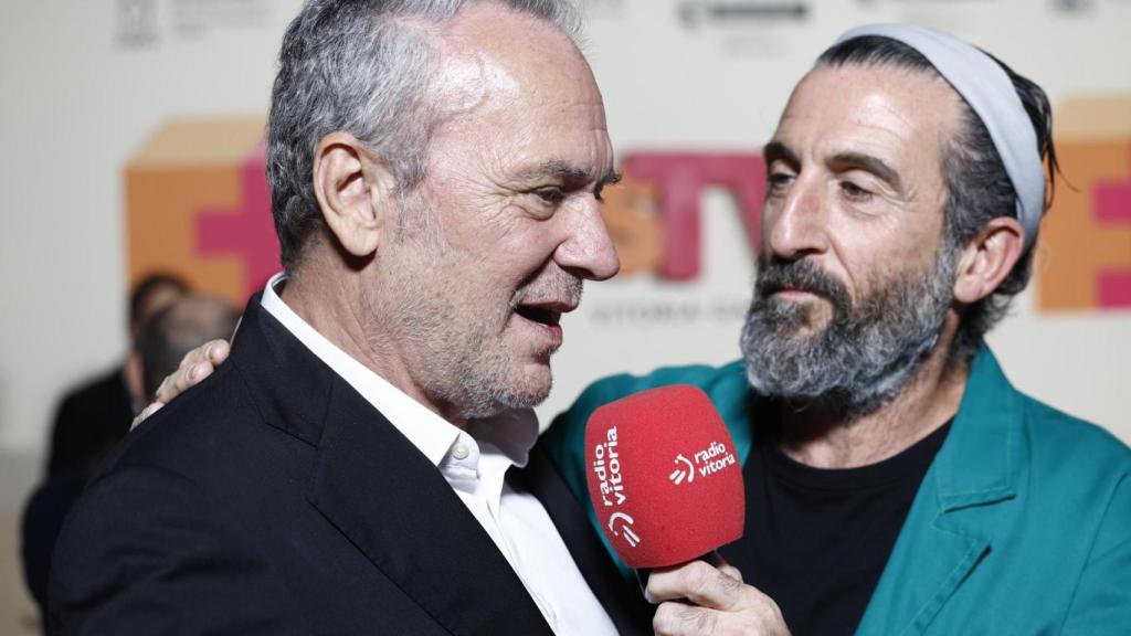 Jose Coronado y Luis Zahera en la alfombra naranja del FesTVal de Vitoria.