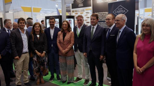 El presidente de la Junta visita el estand de Carpisa Foods en Salamaq