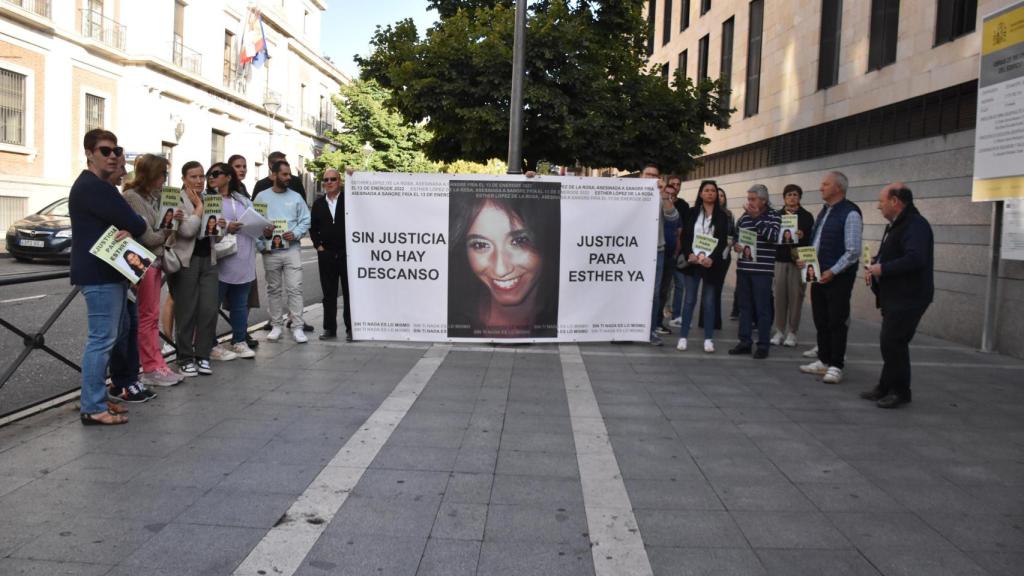 Familiares y amigos de Esther López a las puertas de los juzgados de Valladolid