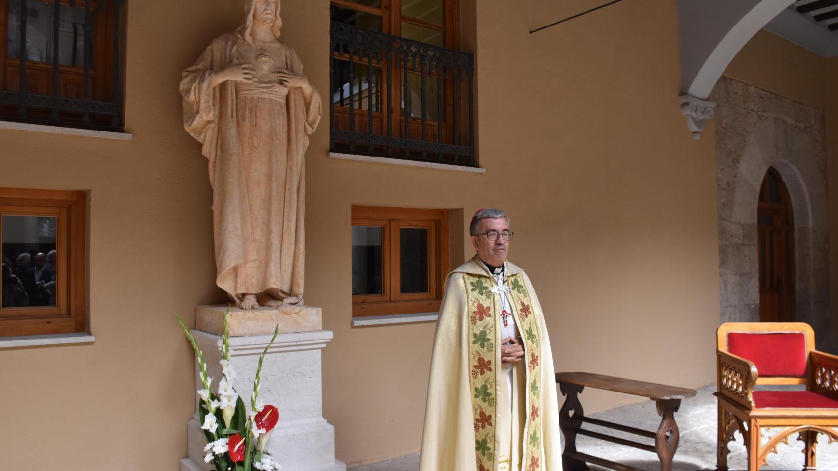 El arzobispo de Valladolid junto a la imagen del Corazón de Jesús que sirvió como modelo para la escultura de la Catedral