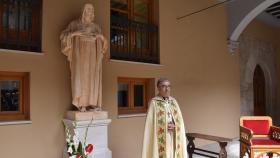 El arzobispo de Valladolid junto a la imagen del Corazón de Jesús que sirvió como modelo para la escultura de la Catedral