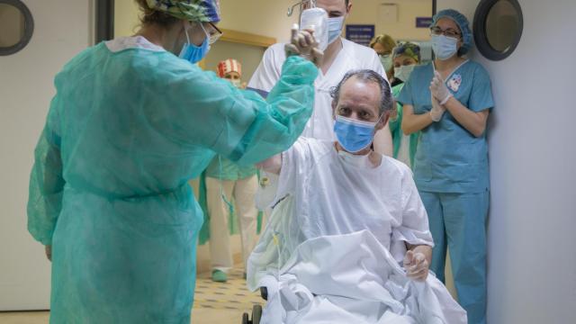 La despedida al último paciente de Covid-19 en el Hospital Quirónsalud Sagrado Corazón en abril de 2020.