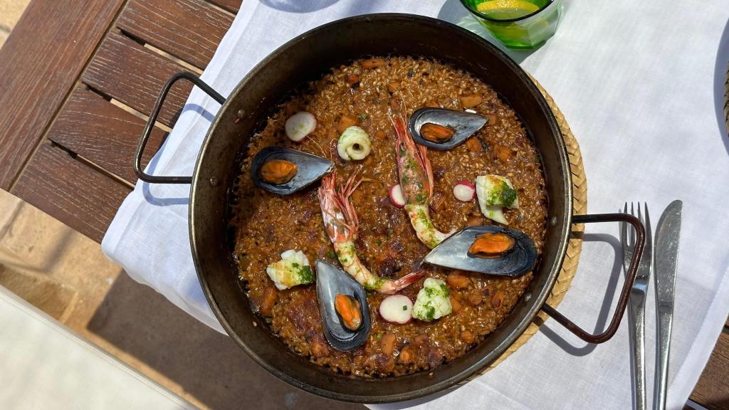 La paella marinera que preparan en su Bistró mediterráneo.