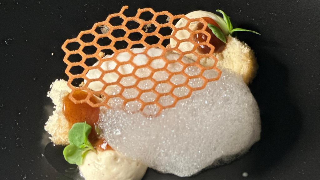 El postre lo elaboran con miel de sus abejas.