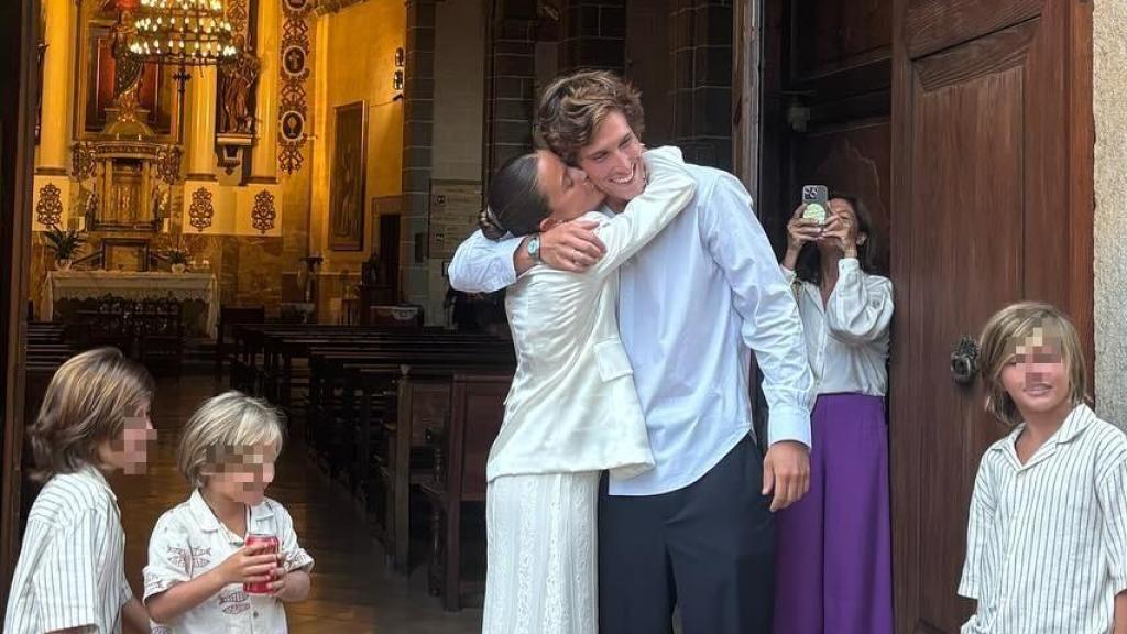 Bea y Nacho, a la salida de la ceremonia religiosa.