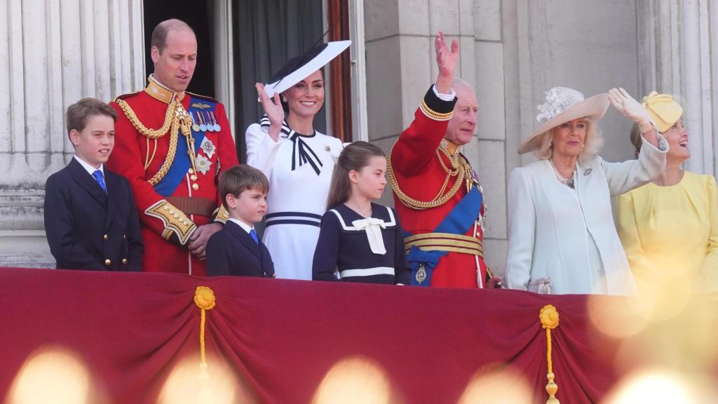 La Familia Real británica en el balcón de Buckingham durante el Trooping The Colour.