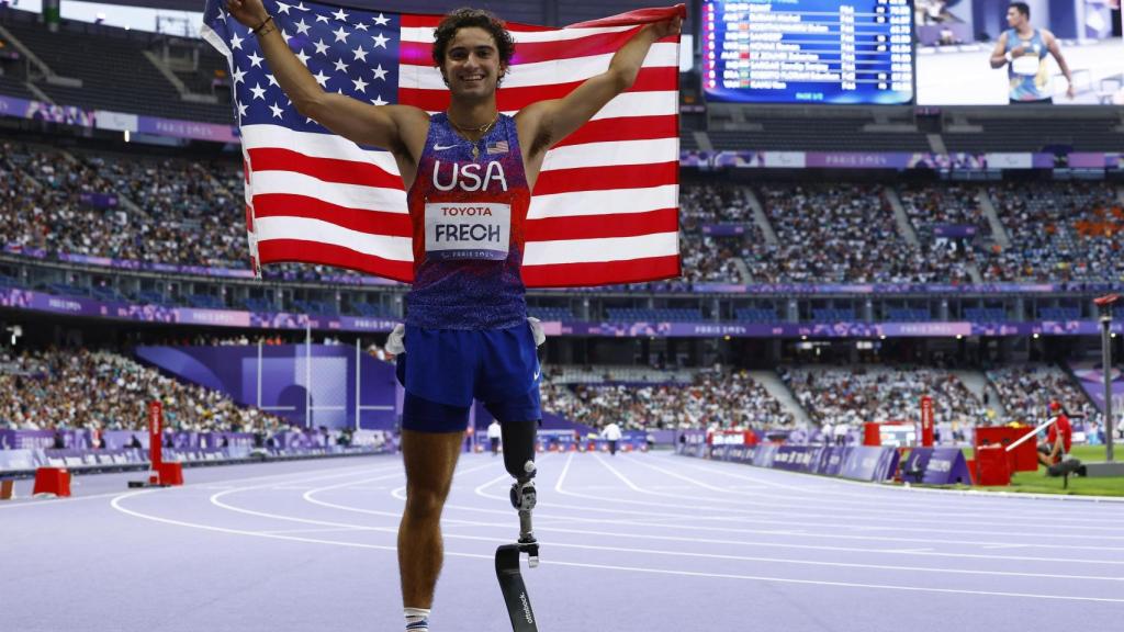 Ezra Frech celebra una medalla de oro en los Juegos Paralímpicos de París 2024.