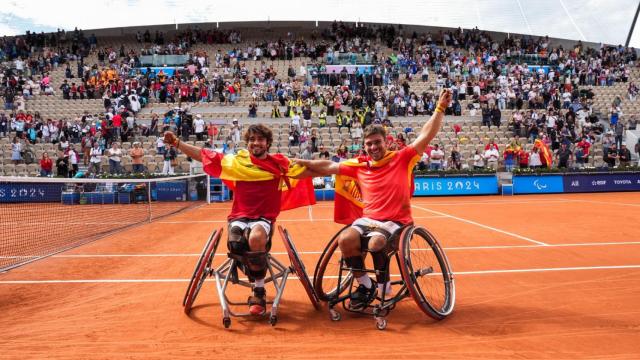 De la Puente y Caverzaschi celebran la medalla de bronce en los Juegos.