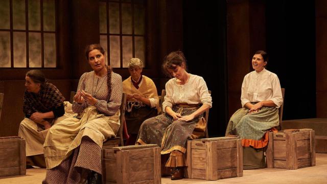 De izquierda a derecha: Ana Santos, Ledicia Sola, Covadonga Berdiñas, Tamara Canosa e Isabel Naveira. Foto:  Cris Becerra