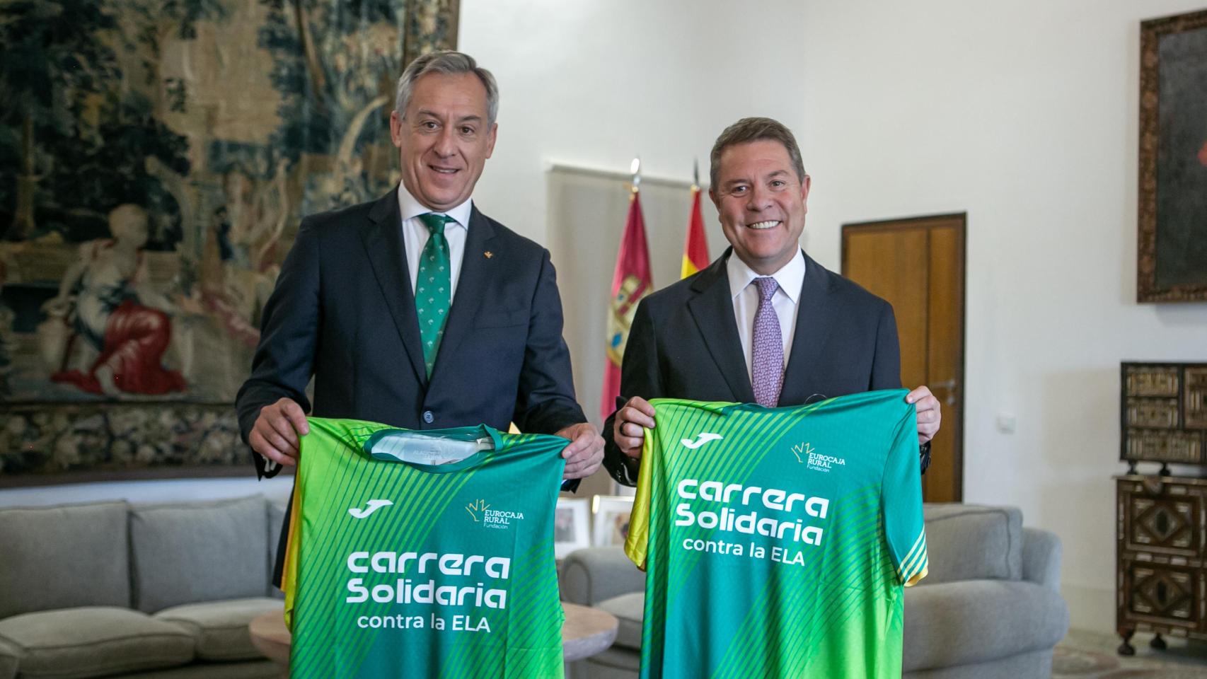 Eurocaja Rural entrega a Page la camiseta de la carrera contra la ELA