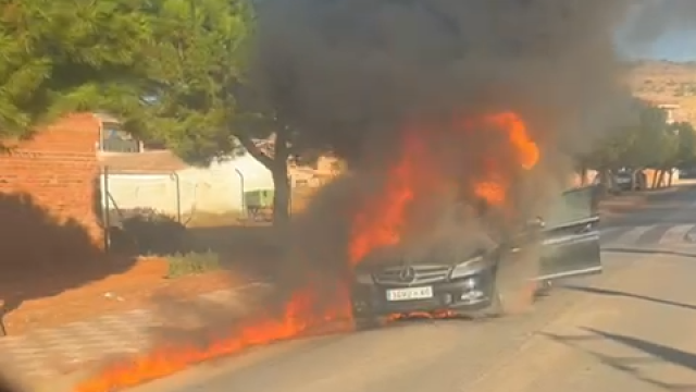 Incendio de un vehículo en Los Yébenes.