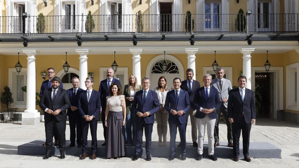 El líder del PP, Alberto Núñez Feijóo (c), posa para una foto de familia con los presidentes autonómicos de su partido.