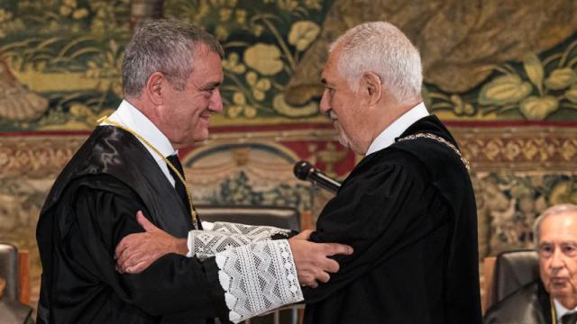 El nuevo miembro del TC, José María Macías, recibe el collar de magistrado impuesto por el presidente del tribunal, Cándido Conde-Pumpido, este viernes./