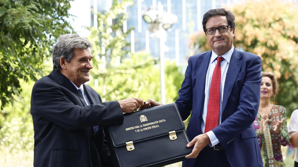 Óscar López recibe a manos de Escrivá su cartera como ministro.