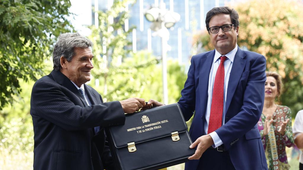 Óscar López recibe a manos de José Luis Escrivá la cartera del Ministerio para la Transformación Digital y de Función Pública.