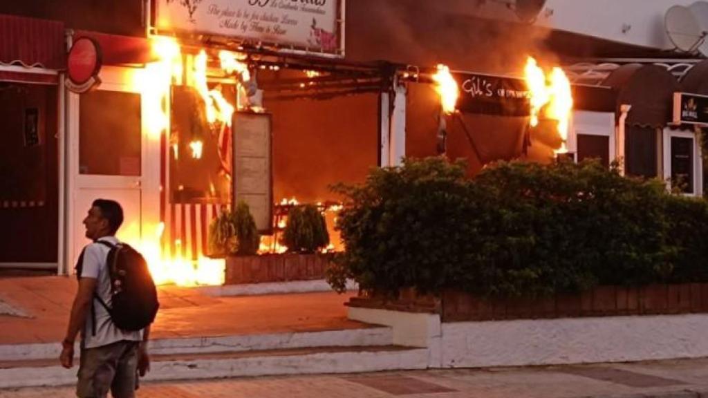 El restaurante neerlandés Kippenhuis de Torremolinos en llamas.