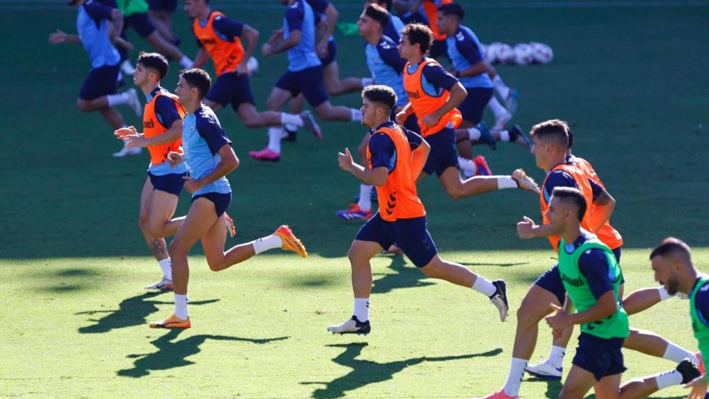 Los jugadores del Málaga CF durante un entrenamiento en La Rosaleda