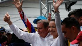 El candidato por la oposición de Venezuela, Edmundo González, junto con la activista Corina Machado.