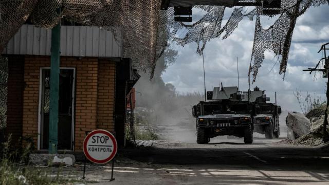 Militares ucranianos atraviesas la frontera con Rusia.