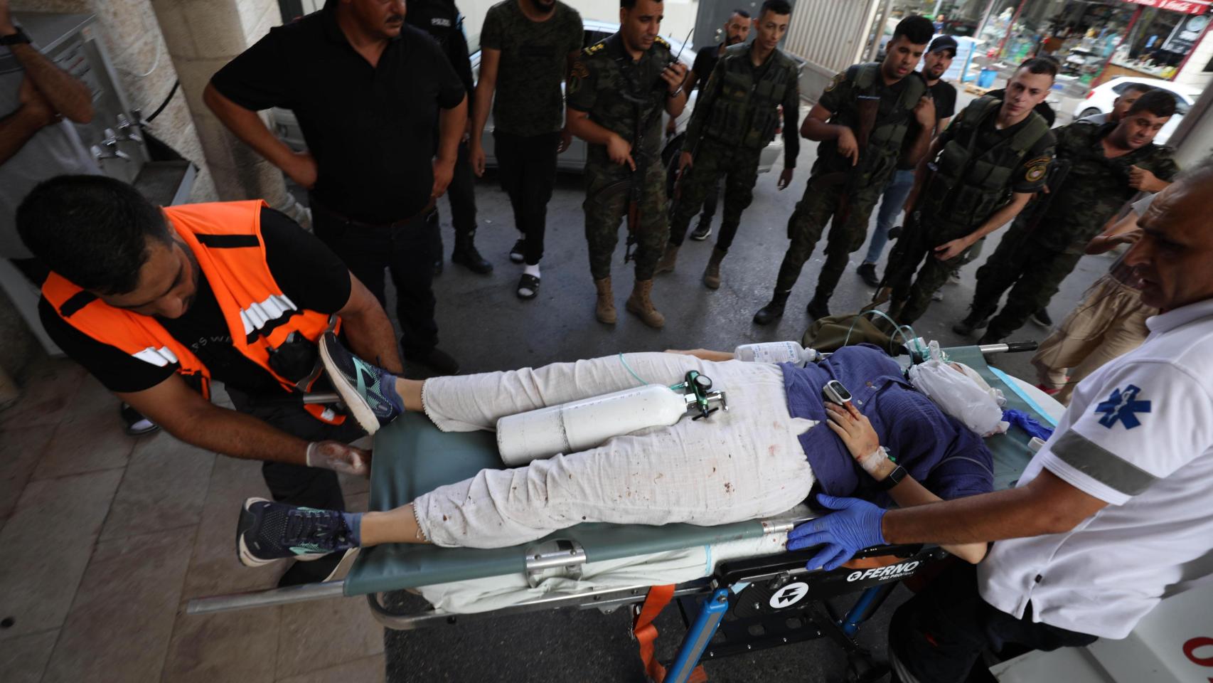 Sanitarios evacuando el cuerpo de la ciudadana estadounidense en Nablus, Cisjordania, este viernes 6 de septiembre.