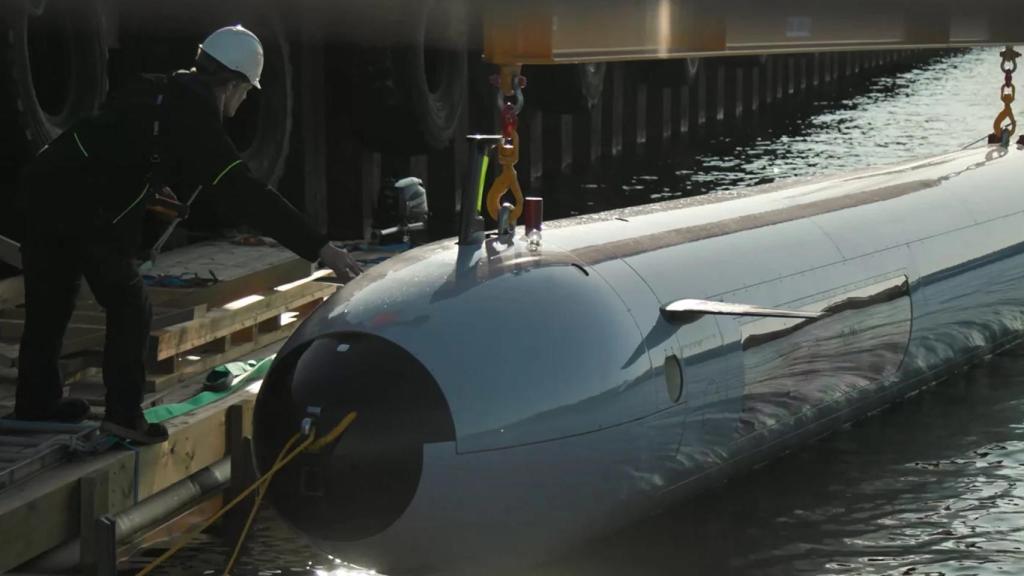 Un operario junto al dron submarino Hugin Endurance