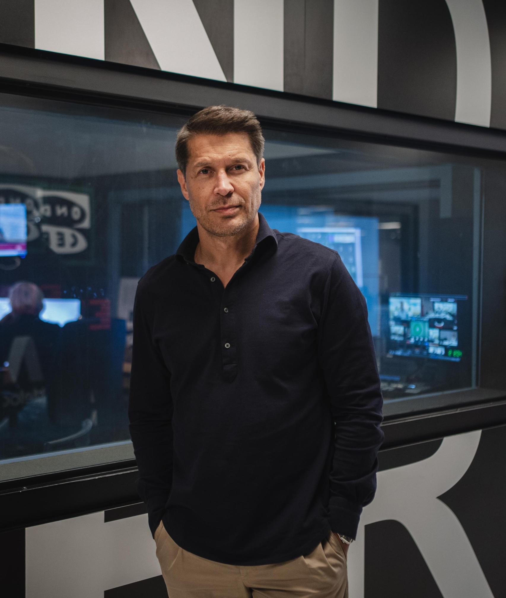 Jaime Cantizano junto a la sala de mandos del estudio.