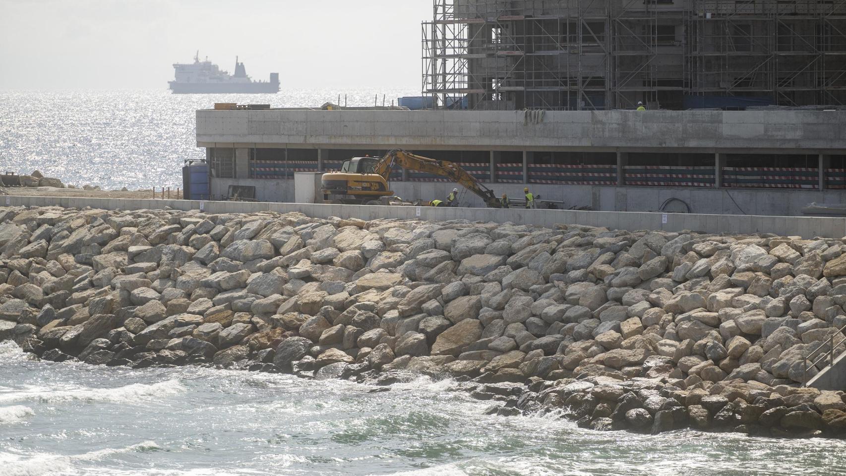 Trabajos en el Eastside de Gibraltar, en terrenos ganados al mar en aguas españolas.