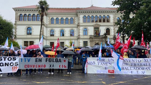 Concentración del personal de las ITV gallegas frente a la Xunta, en Santiago.