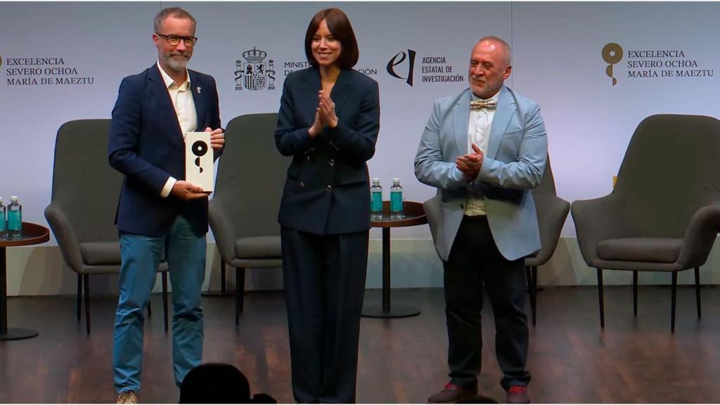 El director del IGFAE, Carlos Salgado, recibe la ecibió la acreditación de manos de la ministra de Ciencia, Diana Morant.