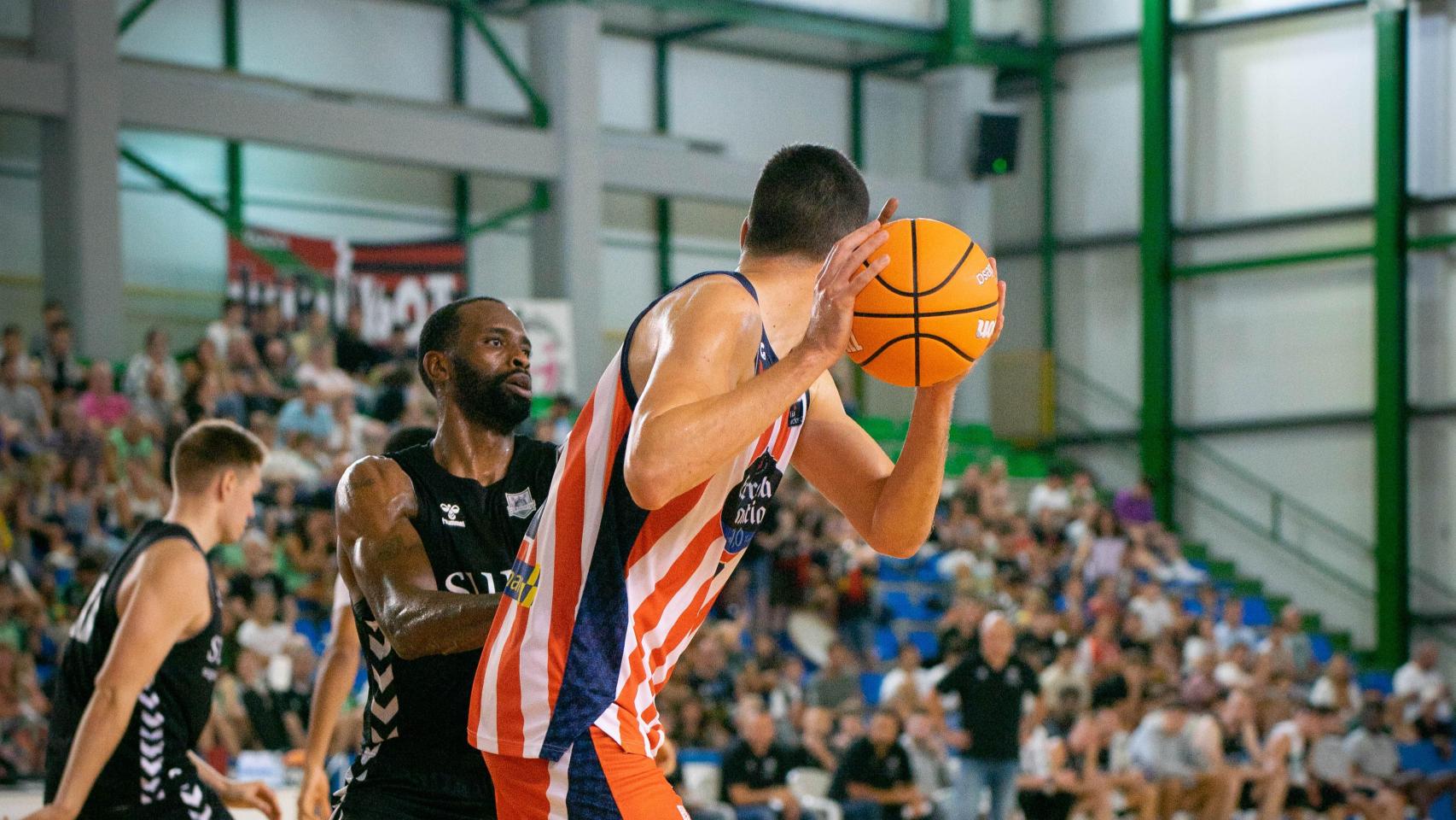 Una acción durante el amistoso contra Surne Bilbao Basket