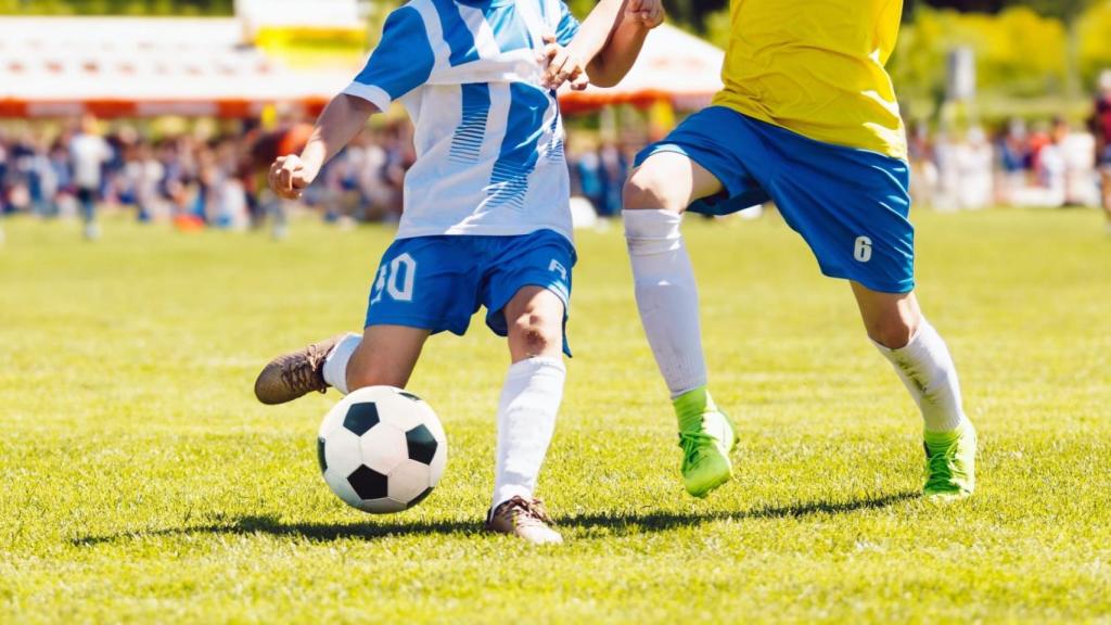 Niños jugando al fútbol