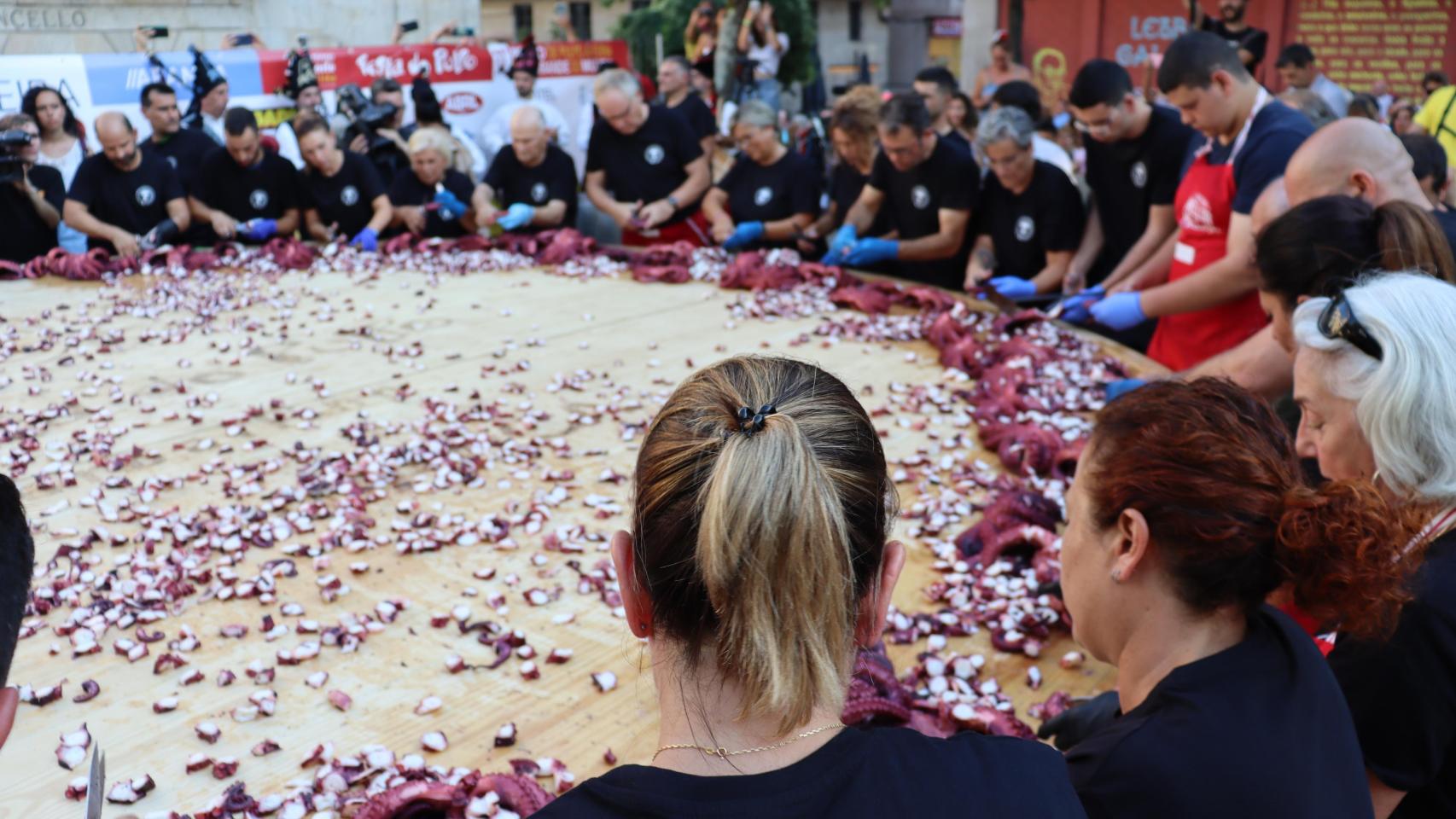 Preparación masiva de pulpo á feira en la Festa do Pulpo do Carballiño